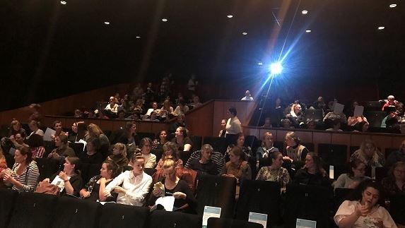 Medarbejdere fra sundheds- og omsorgsområdet samlet til seminar om forebyggelse af urinvejsinfektioner. Foto: Frederikssund Kommune.