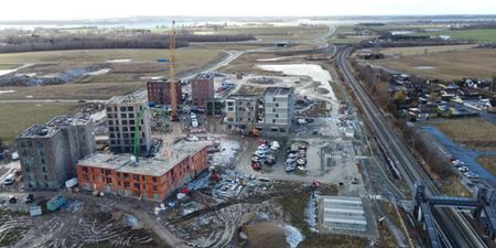 Byggepladsen ved Vinge Station set i retning mod vest. Foto: Frederikssund Kommune.