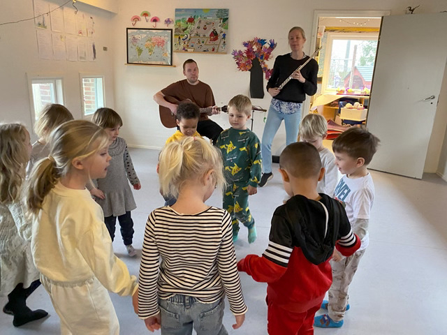 Børnene danser til Jeg gik mig over sø og land, mens Isabella Hübener og Peter Price spiller og synger til. Foto: Mikala Tordrup.
