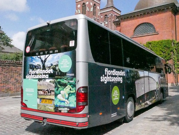 Sightseeing bus der kører gratis rundt i Fjordlandet. Foto: VisitFjordlandet.