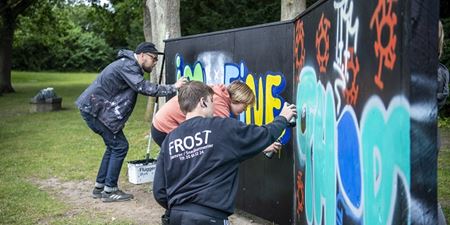 Unge maler graffiti på graffitiworkshop. Foto: Frederikssund Kommune, Kenneth Jensen.
