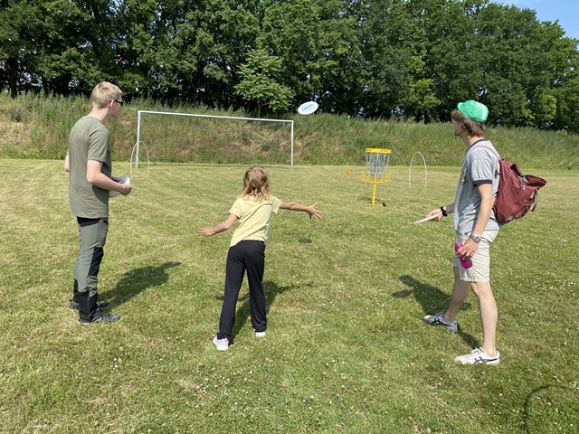 Slangerup Discgolf var forbi, så man kunne prøve kræfter med frisbeekast. Foto: Frederikssund Kommune.