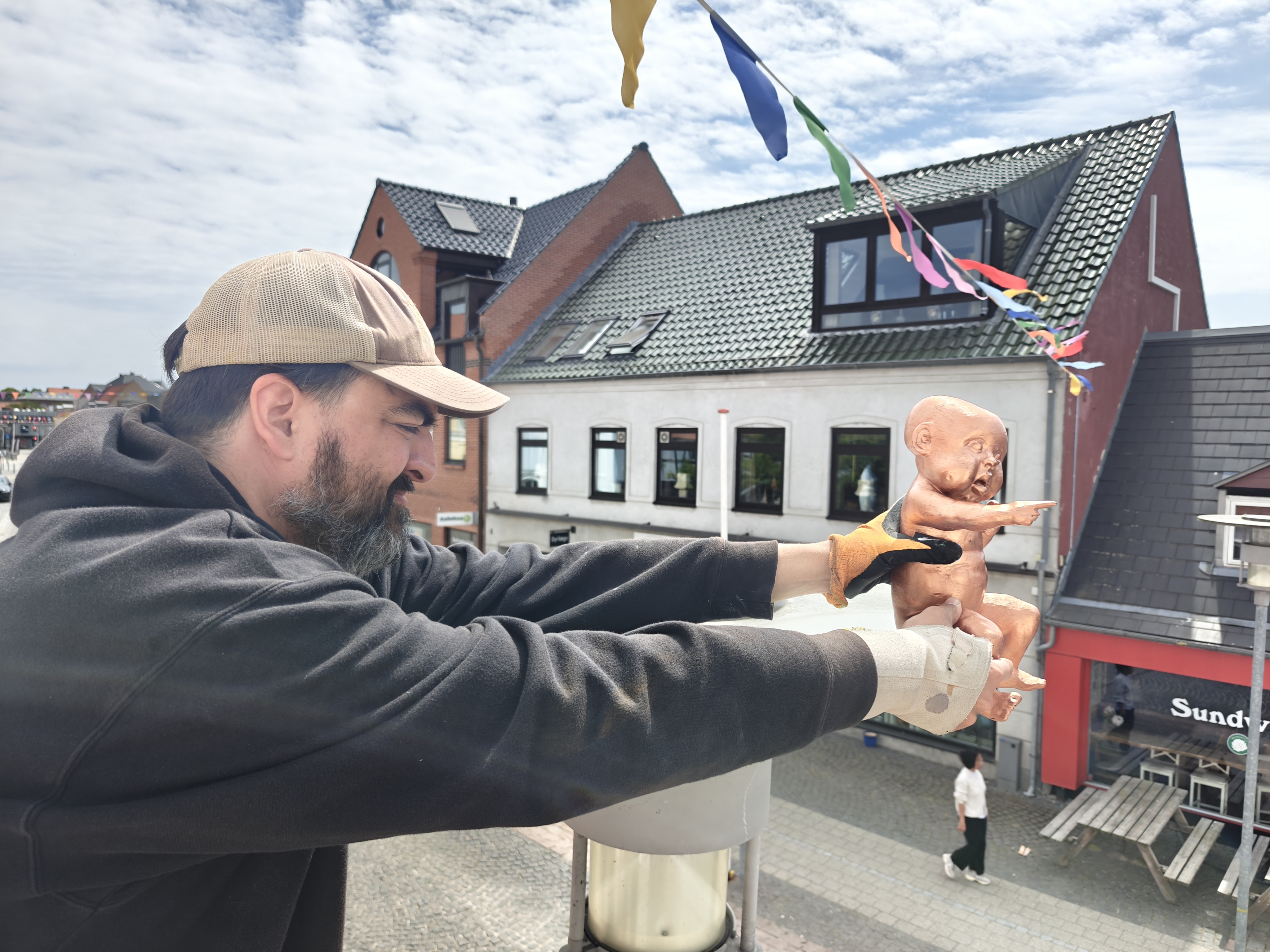 Ophængning af baby. Foto: Kolossal