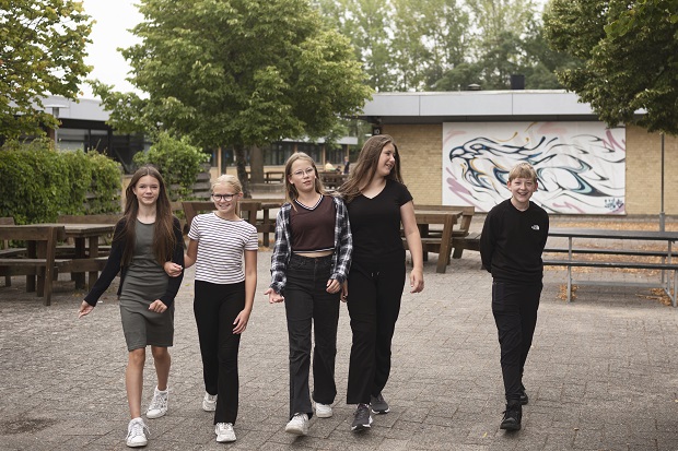 Unge går i en skolegård. Foto: Frederikssund Kommune.