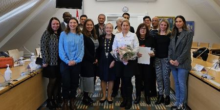 Borgmester Tina Tving Stauning sammen med de 14 nye statsborgere. Foto: Frederikssund Kommune.