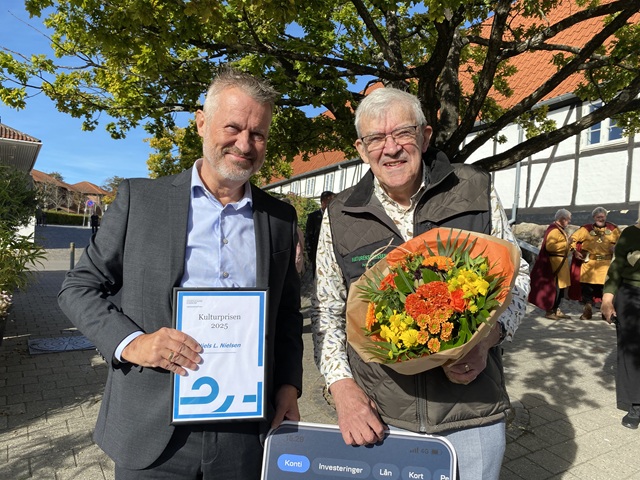 Udvalgsformand Michael Tøgersen og vinder af Kulturpris 2025 Niels L. Nielsen. Foto: Frederikssund Kommune.