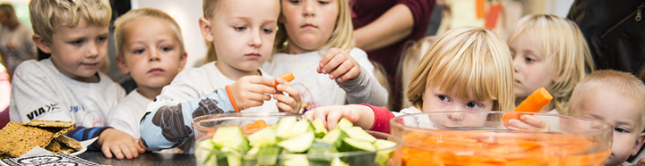 Børn spiser grøntsager. Foto: Kenneth Jensen, Frederikssund Kommune.