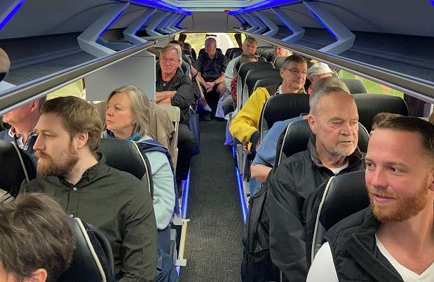 Nye borgere i bussen på vej rundt i Frederikssund Kommune. Foto: Frederikssund Kommune.