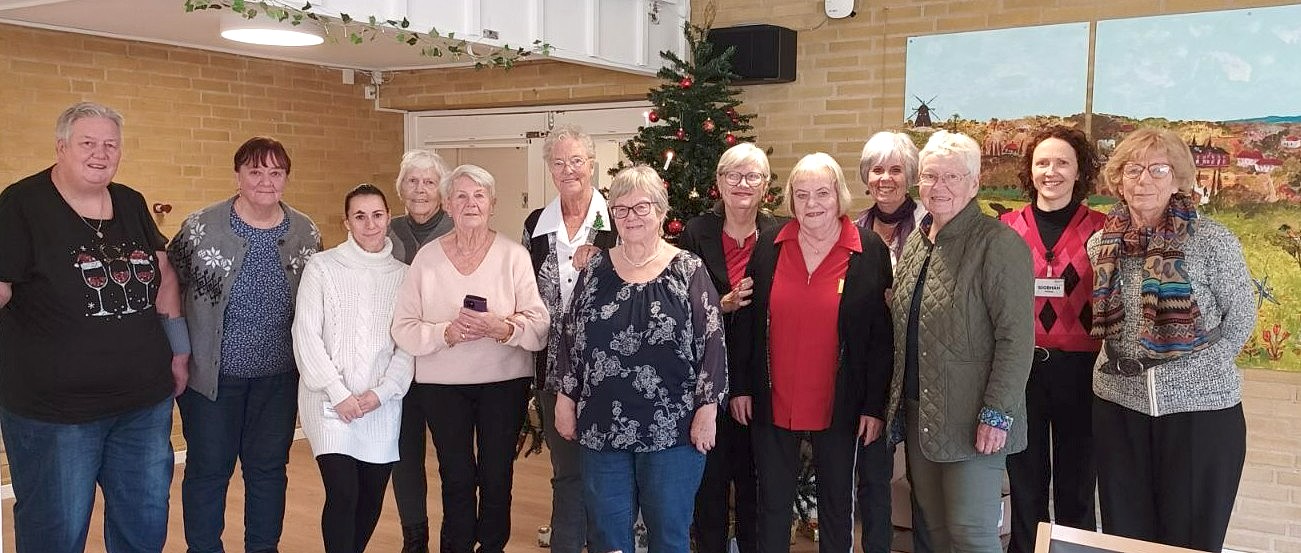 Tretten personer på række på De Tre Ege