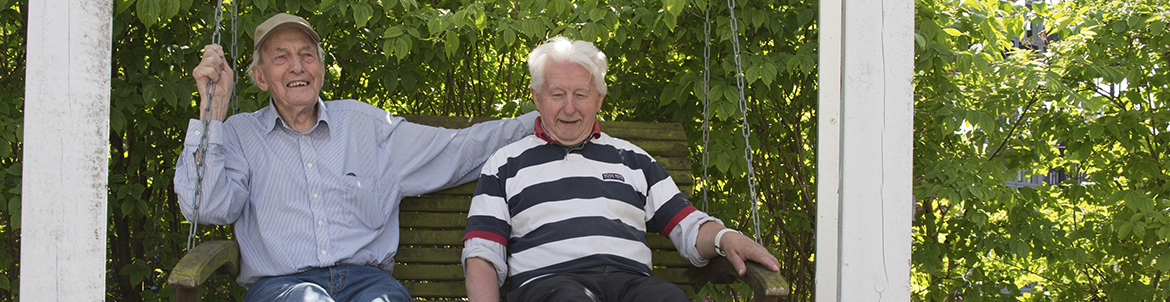 To mænd i havegynge. Foto: Kenneth Jensen.