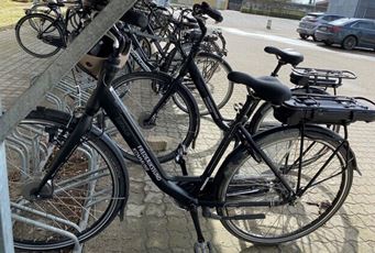 To kommunale elcykler. Foto: Frederikssund Kommune.
