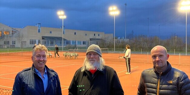 Lysanlægget er nu tændt ved tennisbanerne ved SIK. Fra venstre ses  borgmester John Schmidt Andersen (V), formand for Fritids- og Kulturudvalget Jesper Wittenburg samt formanden for tennisklubben Claus Mahler. Foto: Frederikssund Kommune.