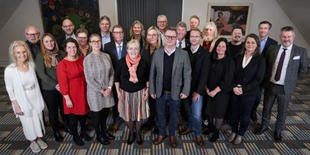 Gruppefoto af de 23 medlemmer af Frederikssund Byråd 2022 - 2025. Foto: Frederikssund Kommune