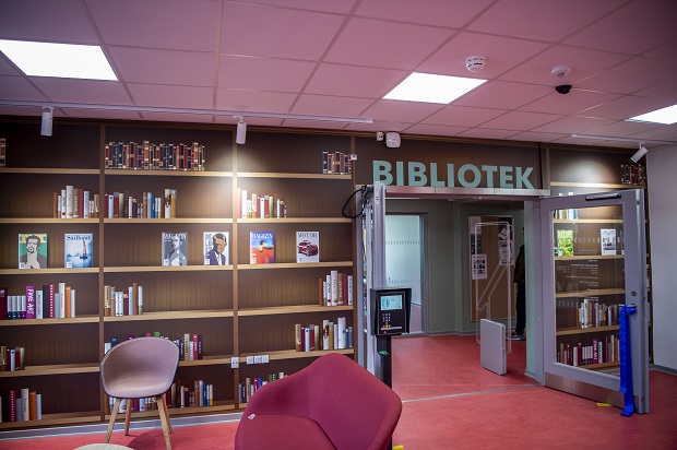Indgangspartiet til biblioteket er beklædt med et fint tapet, hvor der står Bibliotek og der er malede bogreoler og bøger på. Foto: Kenneth Jensen.