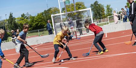 Børn spiller floorball på udendørs idrætsanlæg i Jægerspris. Foto: Kenneth Jensen.