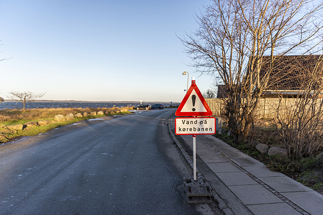 Skiltning om vand på kørebanen. Foto: Kenneth Jensen, Frederikssund Kommune.