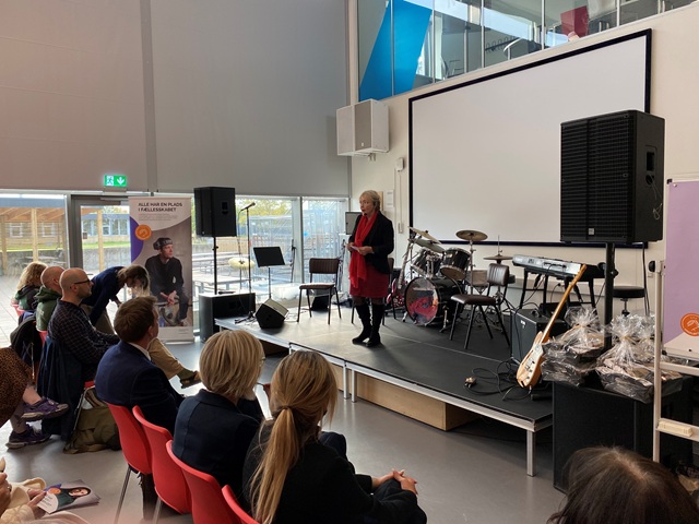 Borgmester Tina Tving Stauning holder tale fra scenen. Foto: Frederikssund Kommune