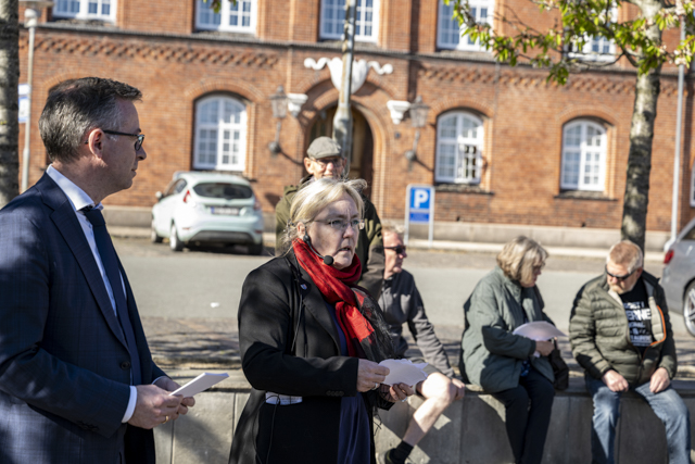 Borgmester Tina Tving Stauning og kommitteret for Hjemmeværnet, Hans Andersen. Foto: Kenneth Jensen.