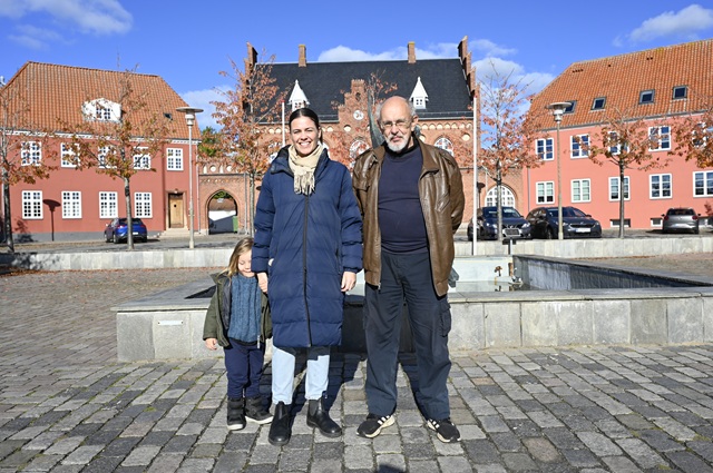 Tilflytterne Anna og Poul ses på Torvet foran Frederikssund Rådhus. Foto: Frederikssund Kommune