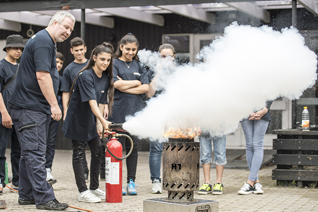 Husk at have vand eller brandslukker klar hvis du tænder ild udenfor - lige som Juniorbrandkorpset. Foto: Kenneth Jensen, Frederikssund Kommune.