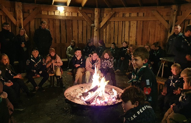 Spejdere fra Grevinde Danner samlet om bålet i spejderhytten. Foto: Frederikssund Kommune.