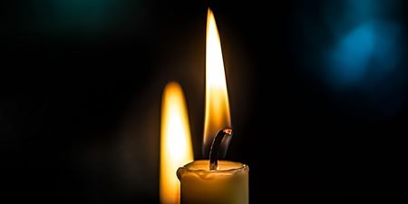 Stearinlys tændt i mørke. Foto: Pixabay