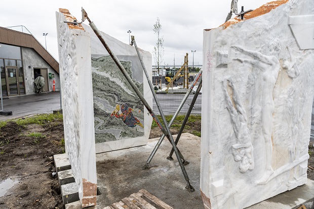 Marmorblokkene er rejst foran svømmehallen. Foto: Frederikssund Kommune, Kenneth Jensen.