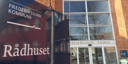 Indgang til Frederikssund Rådhus. Foto: Frederikssund Kommune.