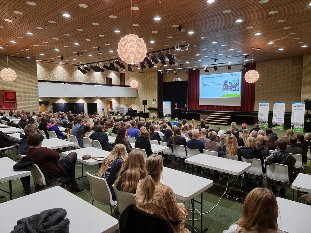 Elever og forældre samlet og lytter til oplæg. Foto: Frederikssund Kommune.
