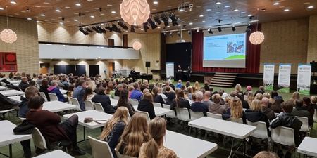 Elever og forældre samlet og lytter til oplæg. Foto: Frederikssund Kommune.