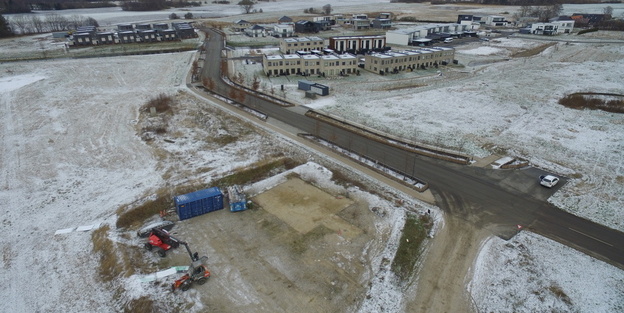 Den tomme grund ved Deltavej, hvor pavillonen tidligere stod. Foto: Frederikssund Kommune.