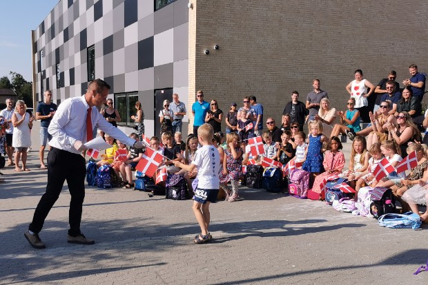 Ved den fælles velkomst fik hver elev overrakt et flag af skoleleder Morten Flotin Jensen.  Foto: Frederikssund Kommune.