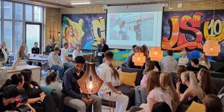 Første skoledag for 10. klasserne. Borgmester Tina Tving Stauning (A) byder velkommen i fælleslokalet fyldt med elever. Foto: Frederikssund Kommune.