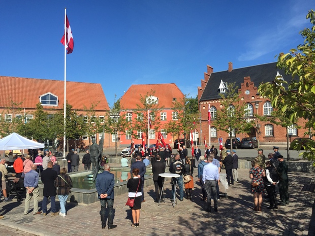 Deltagerne i flagdagen samlet på Torvet i Frederikssund under højt solskin. Foto: Frederikssund Kommune.