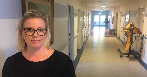 Områdeleder Kristine Fischer på gangen på Tolleruphøj, hvor de coronasmittede borgere er indlagt. Foto: Frederikssund Kommune.