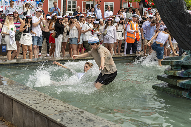 En våd omgang for en række studenter. Foto: Kenneth Jensen, Frederikssund Kommune..