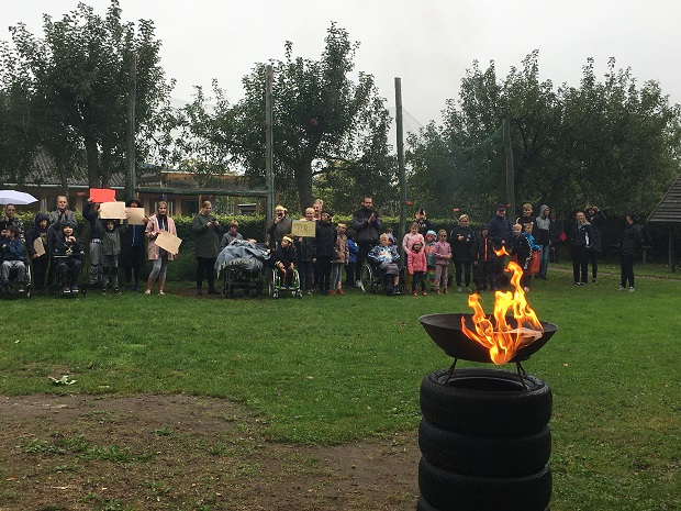 Den olympiske flamme brændte ved indmarchen til de paralympiske lege på Kæret. Foto: Frederikssund Kommune.