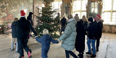 Der danses om juletræet på Selsø Slot. Foto: Selsø Slot.