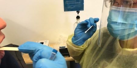 En person bliver testet for coronavirus. Foto: Frederikssund Kommune.