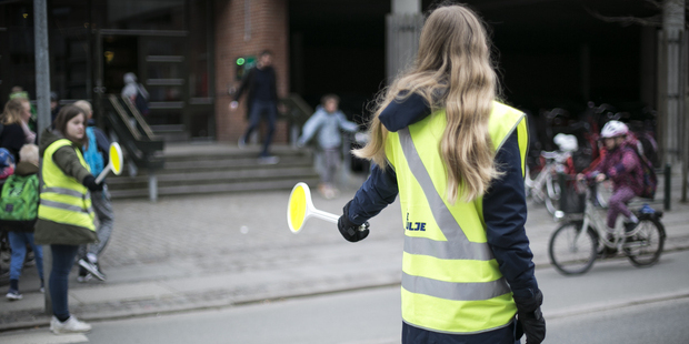 To skolepatruljeelever står i en fodgængerovergang. Foto: Rådet for sikker trafik.