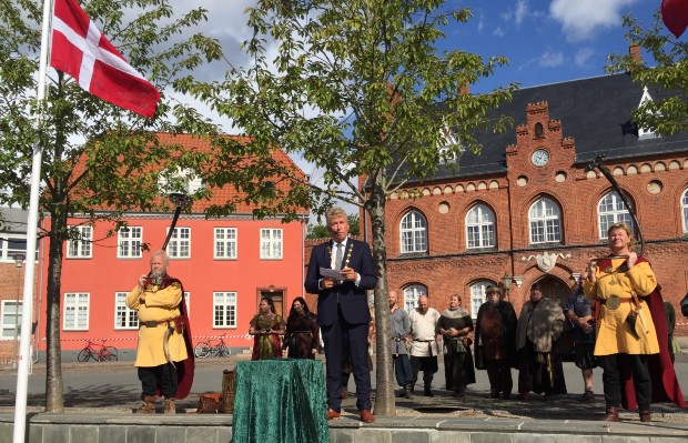Borgmester John Schmidt Andersen holder tale ved Flagdagen. Foto: Frederikssund Kommune.