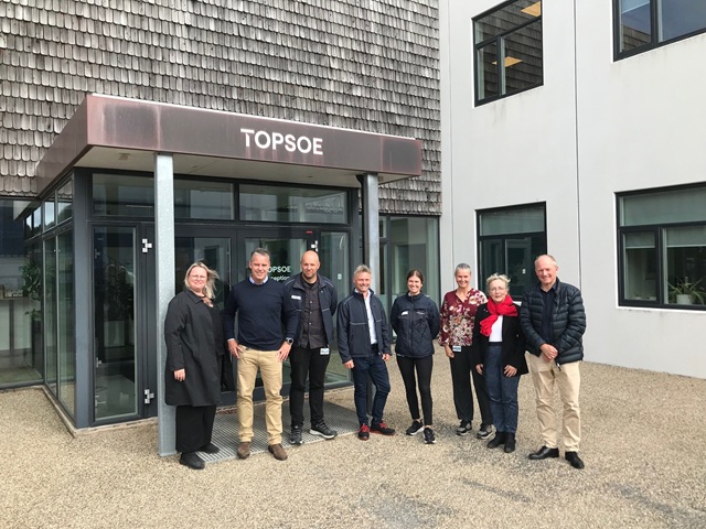 Direktør for Teknik, Erhverv og IT Henriette Krag, logistikchef Henrik Simonsen, produktionsdirektør Klaus Sønder, fabriksdirektør John Rasmussen, teknisk direktør Pernille Hessellund, senior arbejdsmiljø og miljø-leder Camilla Bjerre, borgmester Tina Tving Stauning og kommunaldirektør Torben Kjærgaard. Foto: Frederikssund Kommune