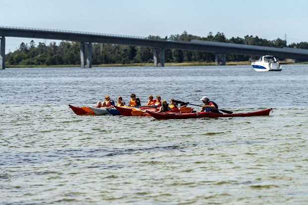 Kajakroere på Roskilde Fjord med Kronprinsesse Marys Bro i baggrunden. Foto: Frederikssund Kommune, Kenneth Jensen.