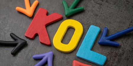 Bogstaverne K O L i forskellige farver. Foto: colourbox.