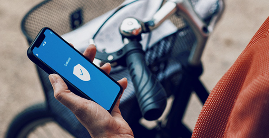 Hånd holder mobiltelefon med MitID app åben. Foto: MitID.