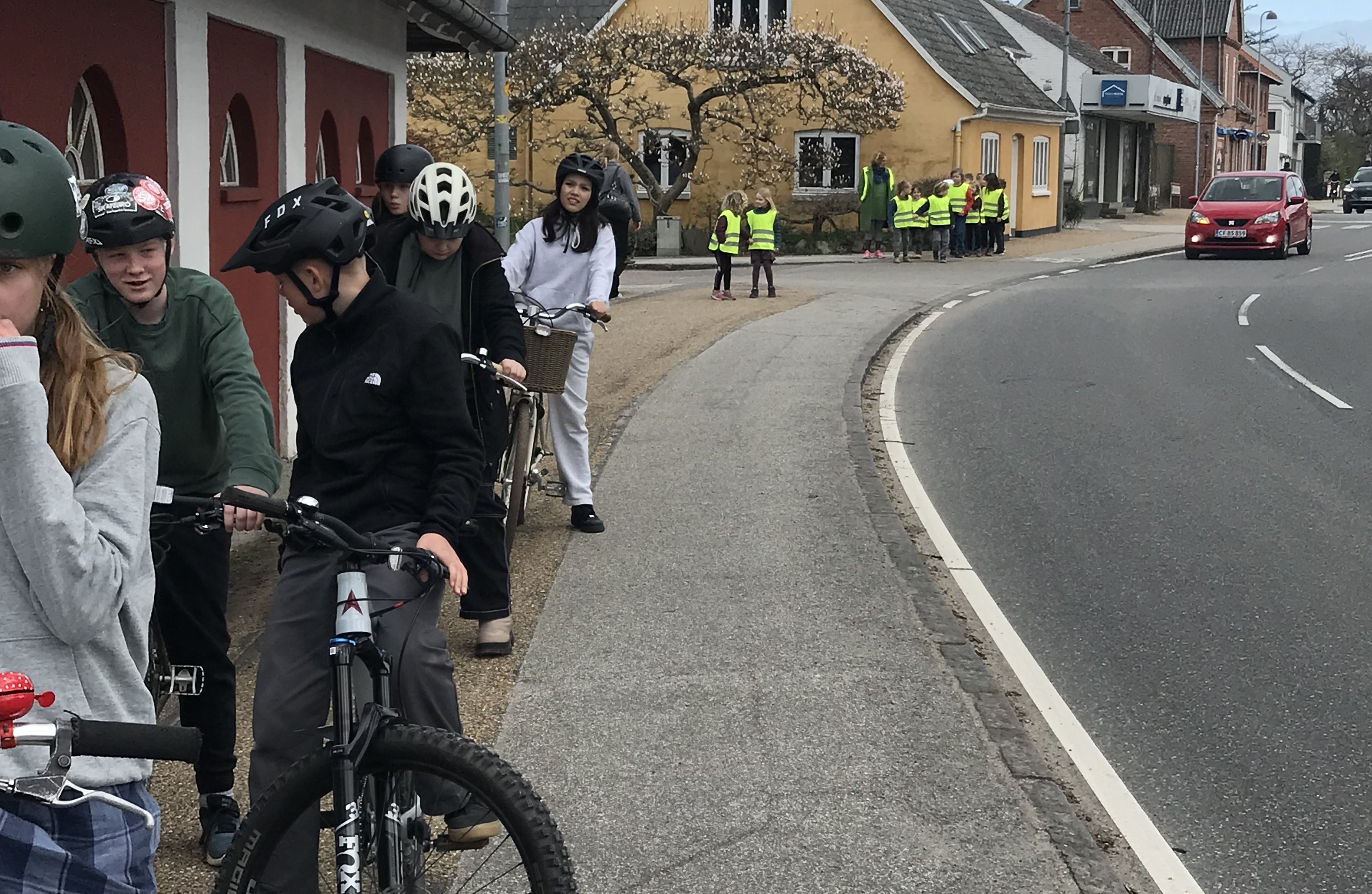 6. årgang træner cyklistprøven og 0. årgang til gåprøve. Foto: Frederikssund Kommune