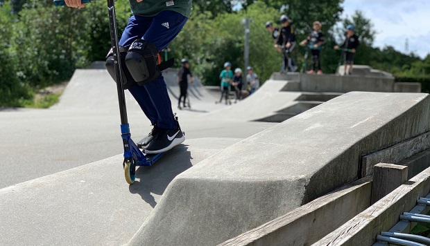 Person på løbehjul på en skaterbane. Foto: Frederikssund Kommune.