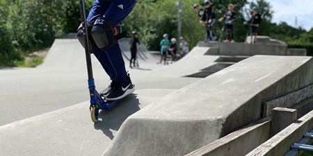 Person på løbehjul på en skaterbane. Foto: Frederikssund Kommune.