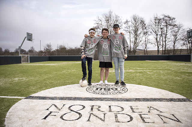 Tre drenge med en fodbold på DOMEN som Nordea Fonden sponsorerede i foråret 2016. Foto Kenneth Jensen.