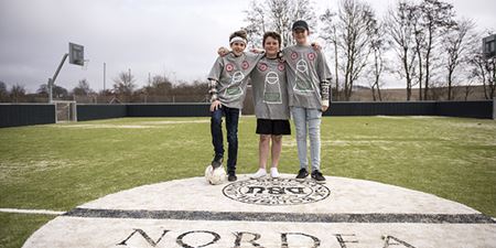 Tre drenge med en fodbold på DOMEN som Nordea Fonden sponsorerede i foråret 2016. Foto Kenneth Jensen.